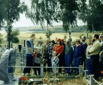 Сябры БНФ на магіле Ларысы Геніюш, 1997